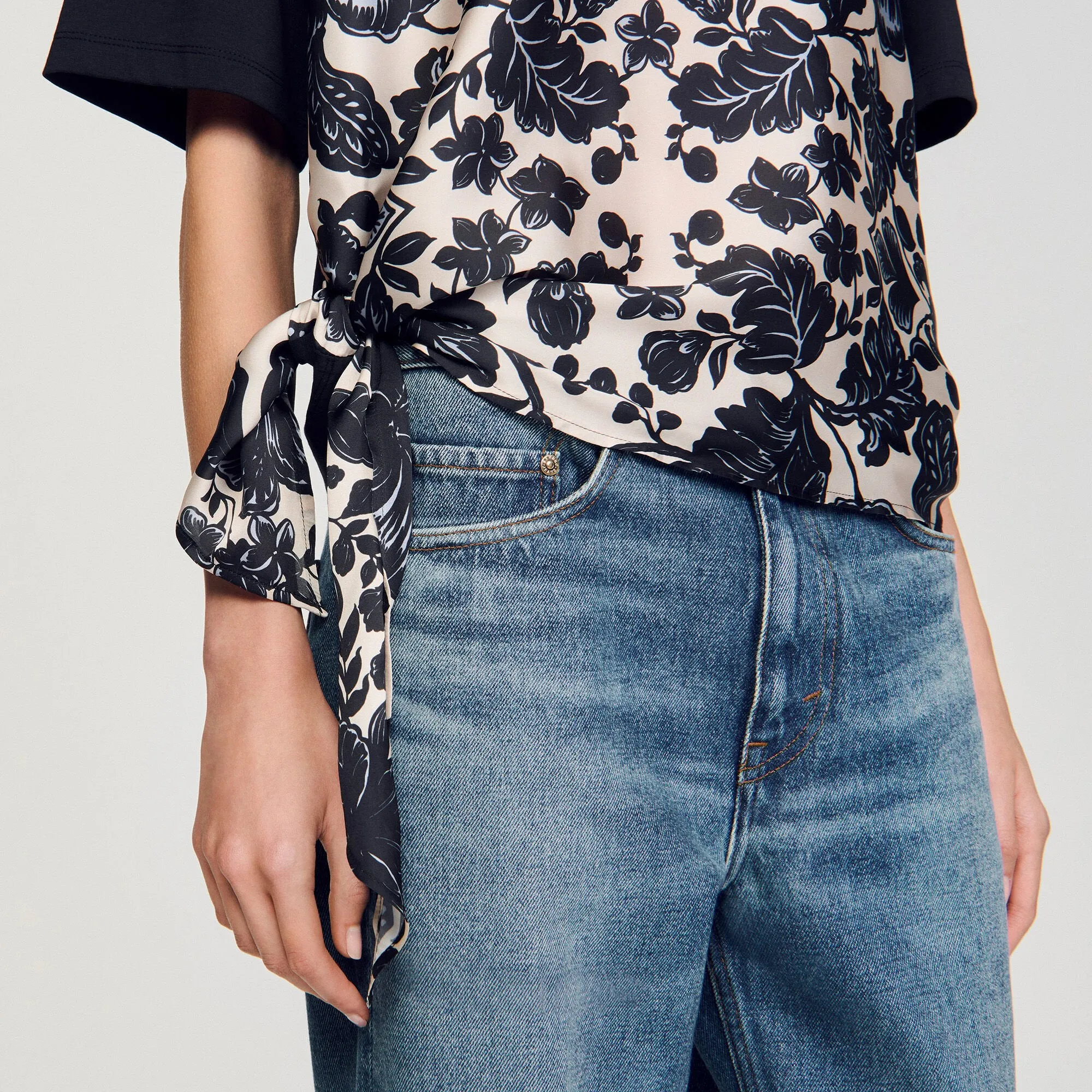 Perry Floral Motif T-Shirt Ecru / Black